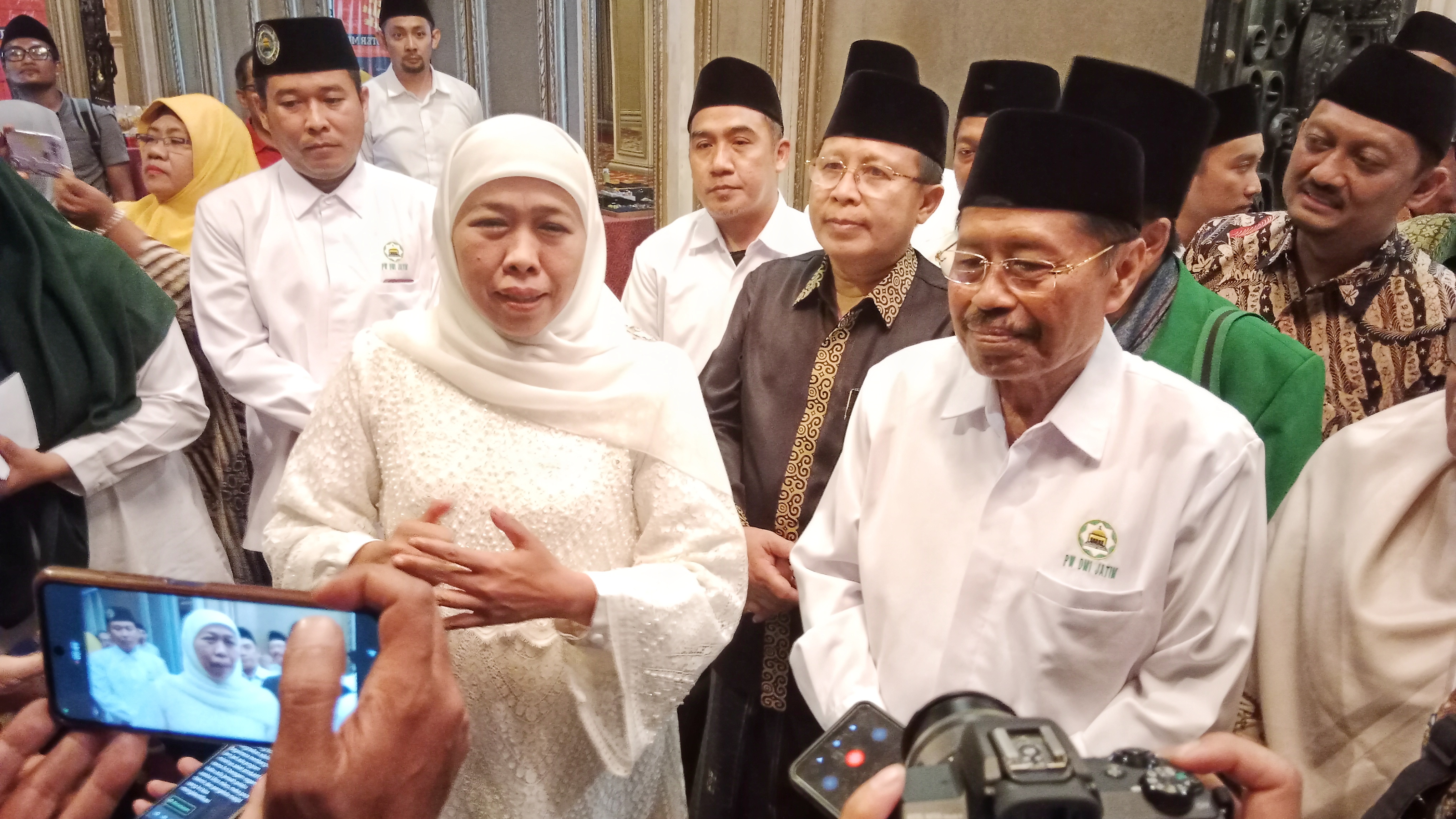 Gubernur Khofifah saat membuka Silaturahmi dan Bimbingan Teknis Penerimaan Uang Kehormatan Imam Masjid, yang diikuti para Pimpinan Daerah (PD) dan Pimpinan Cabang (PC) Dewan Masjid Indonesia (DMI) se-Jawa Timur di Grand Empire Palace Surabaya, Minggu (4/6