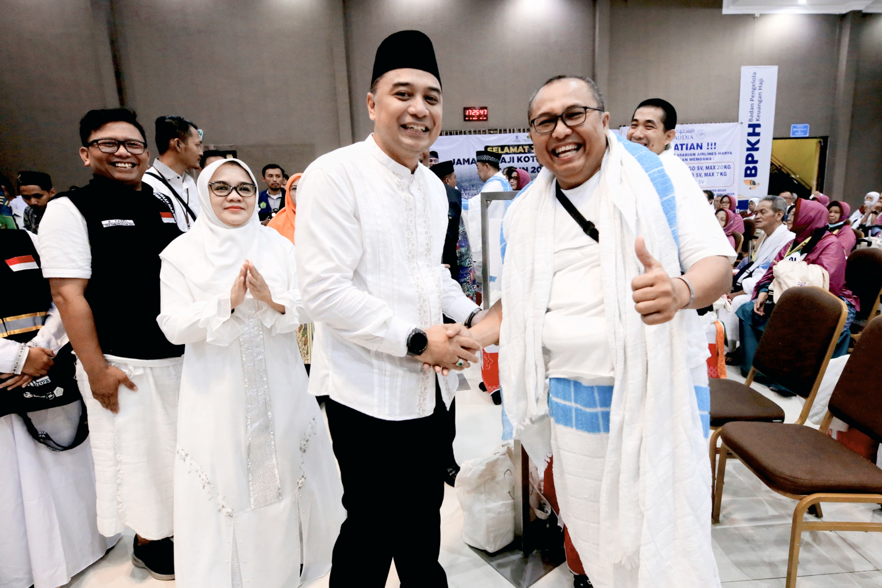 Wali Kota Surabaya Eri Cahyadi melepas keberangkatan Calon Jemaah Haji (CJH) Tahun 2023 asal Kota Pahlawan di Gedung Muzdalifah Asrama Haji Sukolilo Surabaya, Rabu (21/6/2023).