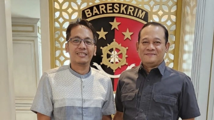 Akmal Marhali, koordinator Save Our Soccer SOS saat melapor ke Bareskrim Kepolisian Republik Indonesia terkait masifnya promosi rumah judi SBOTOP di Liga 1 Indonesia. 