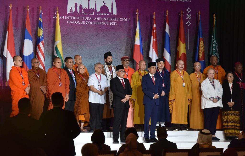 Presiden Jokowi membuka ASEAN Intercultural and Interreligious Dialogue Conference 2023, Senin (07/08/2023) di Hotel Ritz Carlton, Jakarta. (Foto: Humas Setkab/Jay)


