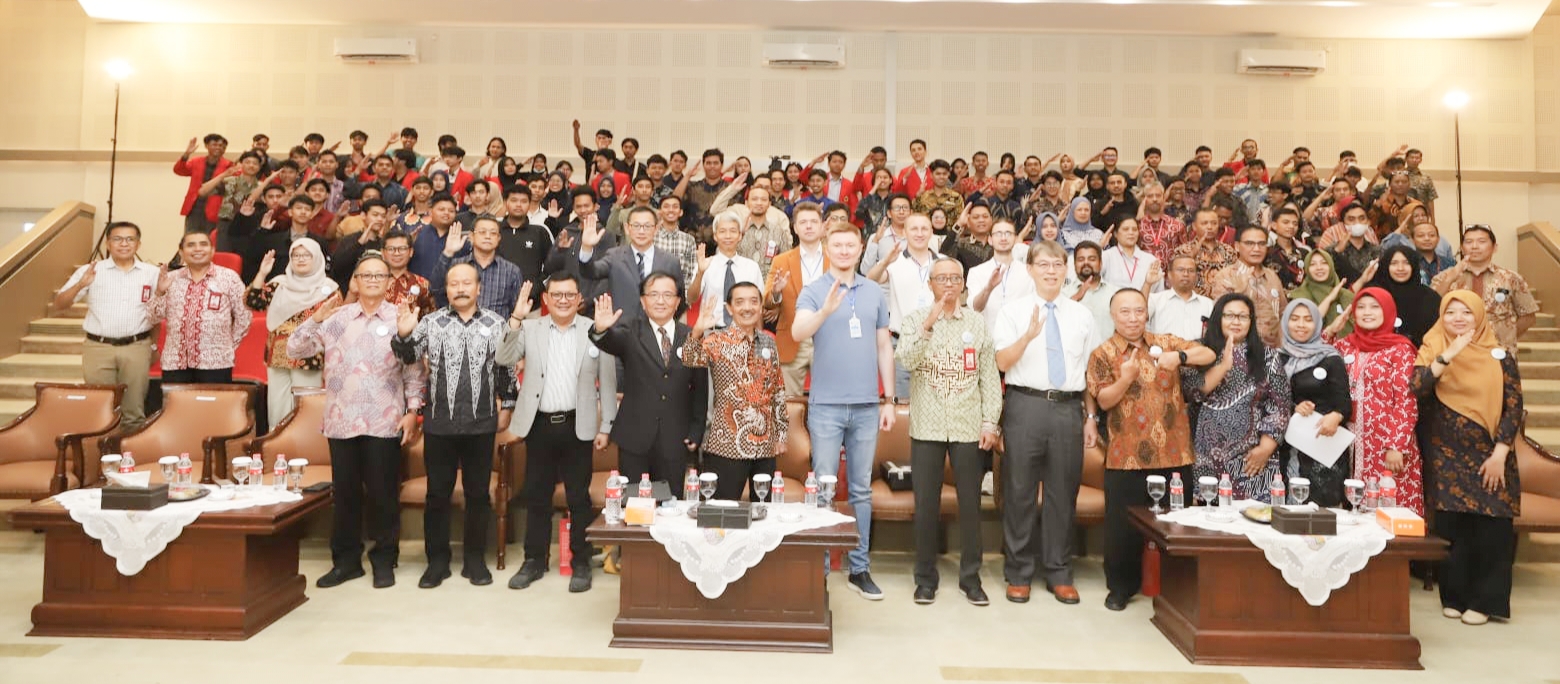 Pengurus Yayasan Perguruan Tinggi 17 Agustus (YPTA) dan Rektor yang didampingi para pejabat struktural Untag Surabaya pada Seremonial International Conference di Gedung Pusat Yayasan dan Rektorat, (4/10).