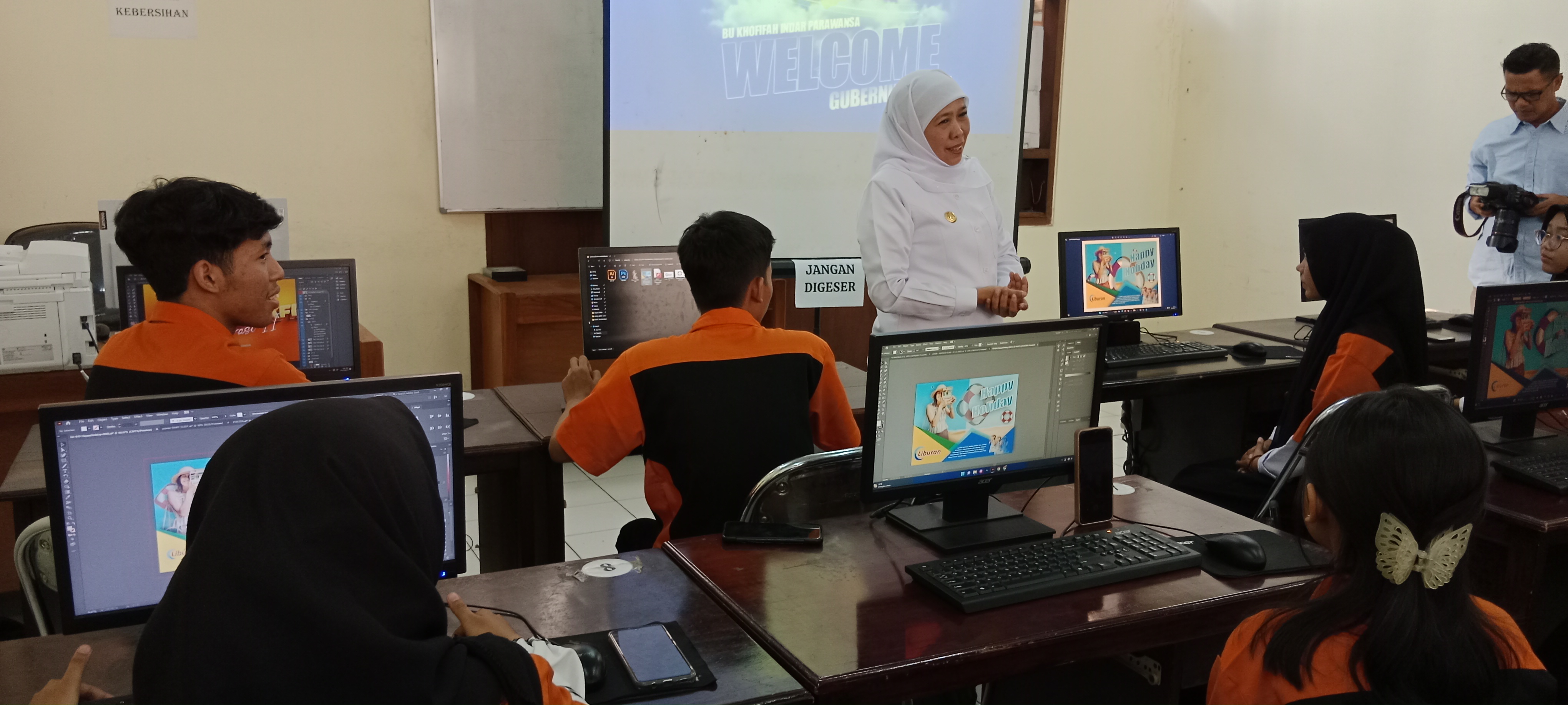 Gubernur Jawa Timur Khofifah Indar Parawansa saat meninjau pelaksanaan program penguatan dan pengembangan keterampilan kejuruan siswa, Senin (13/11) 