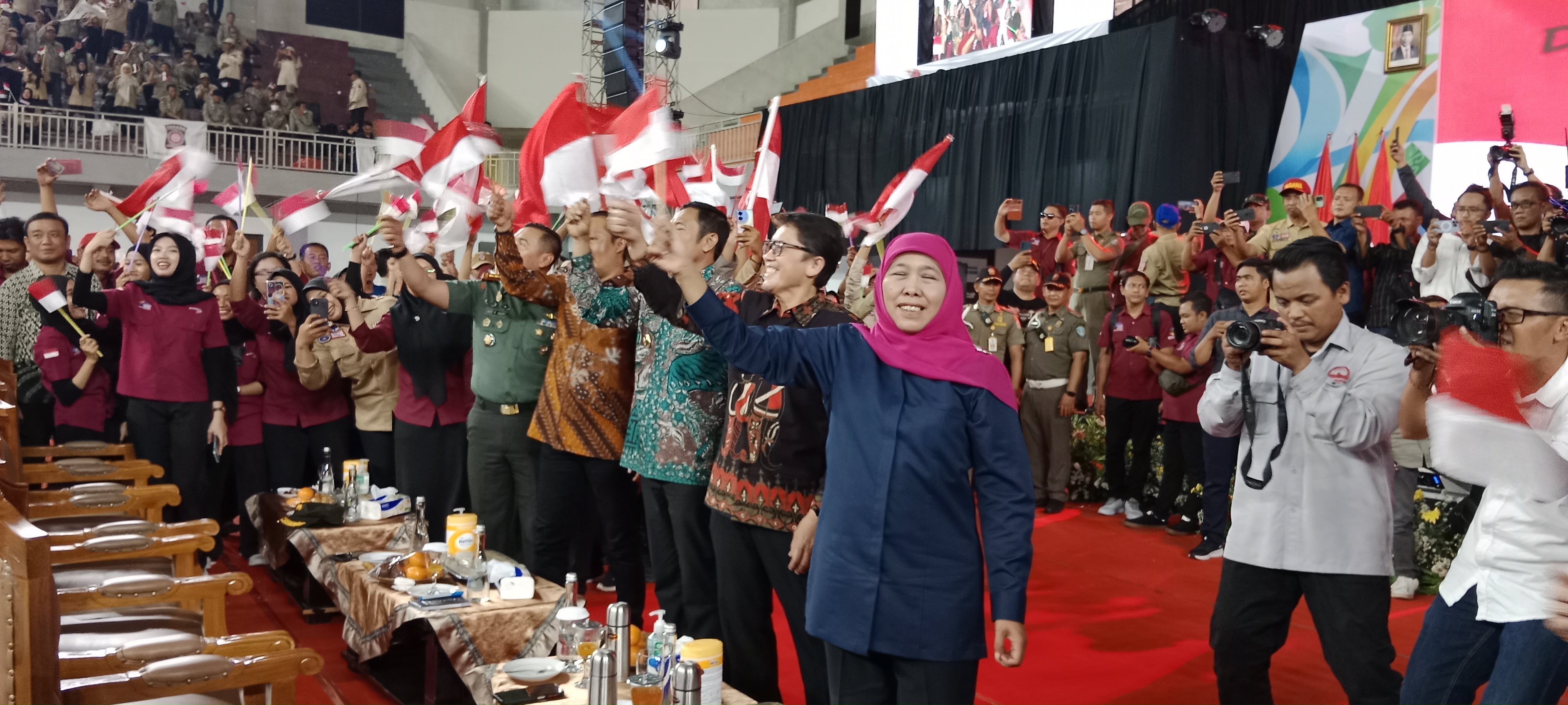 Gubernur Jawa Timur Khofifah Indar Parawansa menyapa 1.657 pilar sosial se-Wilayah Bakorwil Bojonegoro di Gelanggang Olahraga (GOR) Utama Kabupaten Bojonegoro, Senin (20/11).