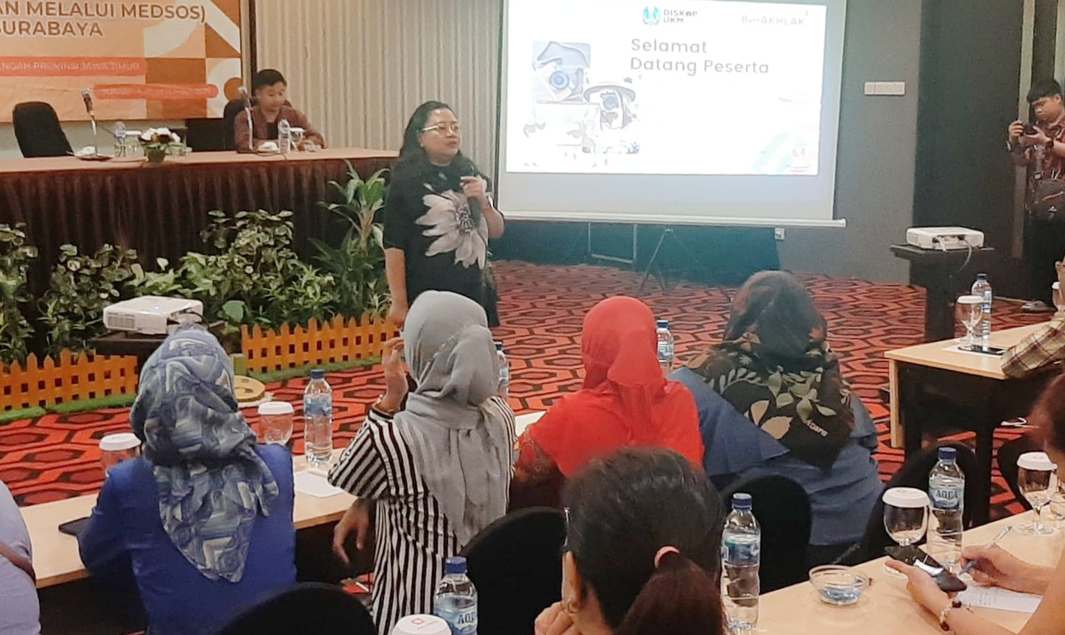 Puluhan pelaku UMKM khususnya wirausaha muda mengikuti workshop penguatan usaha UMKM di Surabaya, Selasa (5/12/2023). 