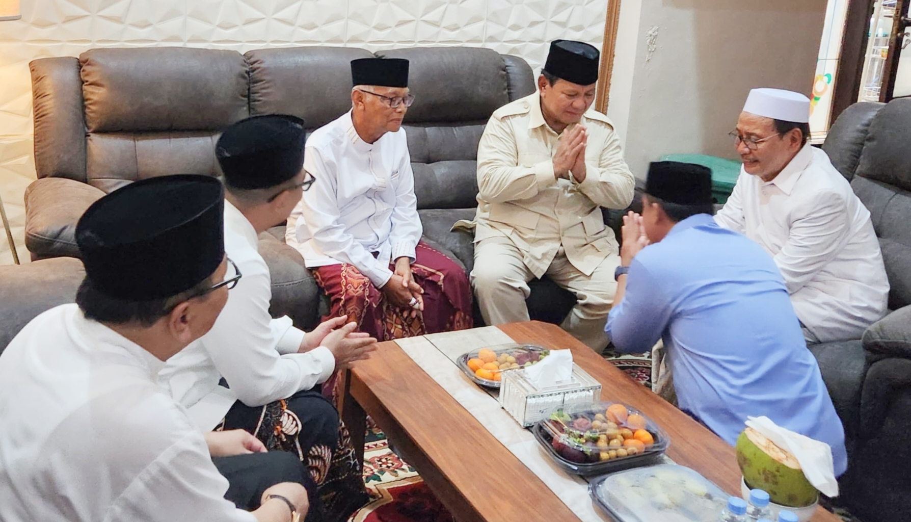 Kampanye Perdana 2024, Ketua TKD Jatim Dampingi Prabowo Sowan ke Ponpes Genggong