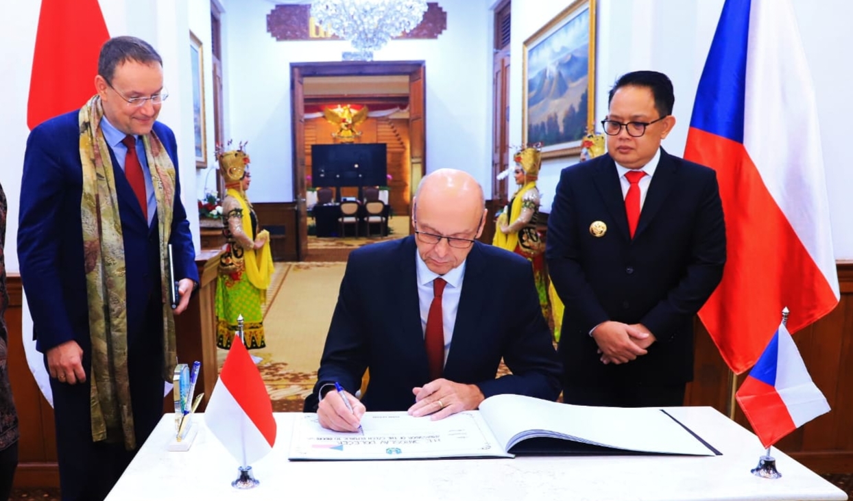 Pj. Gubernur Jawa Timur Adhy Karyono menyambut dengan hangat kunjungan kerja Duta Besar Republik Ceko untuk Indonesia, Jaroslav Dolecek, di Gedung Negara Grahadi pada hari Kamis (7/3)