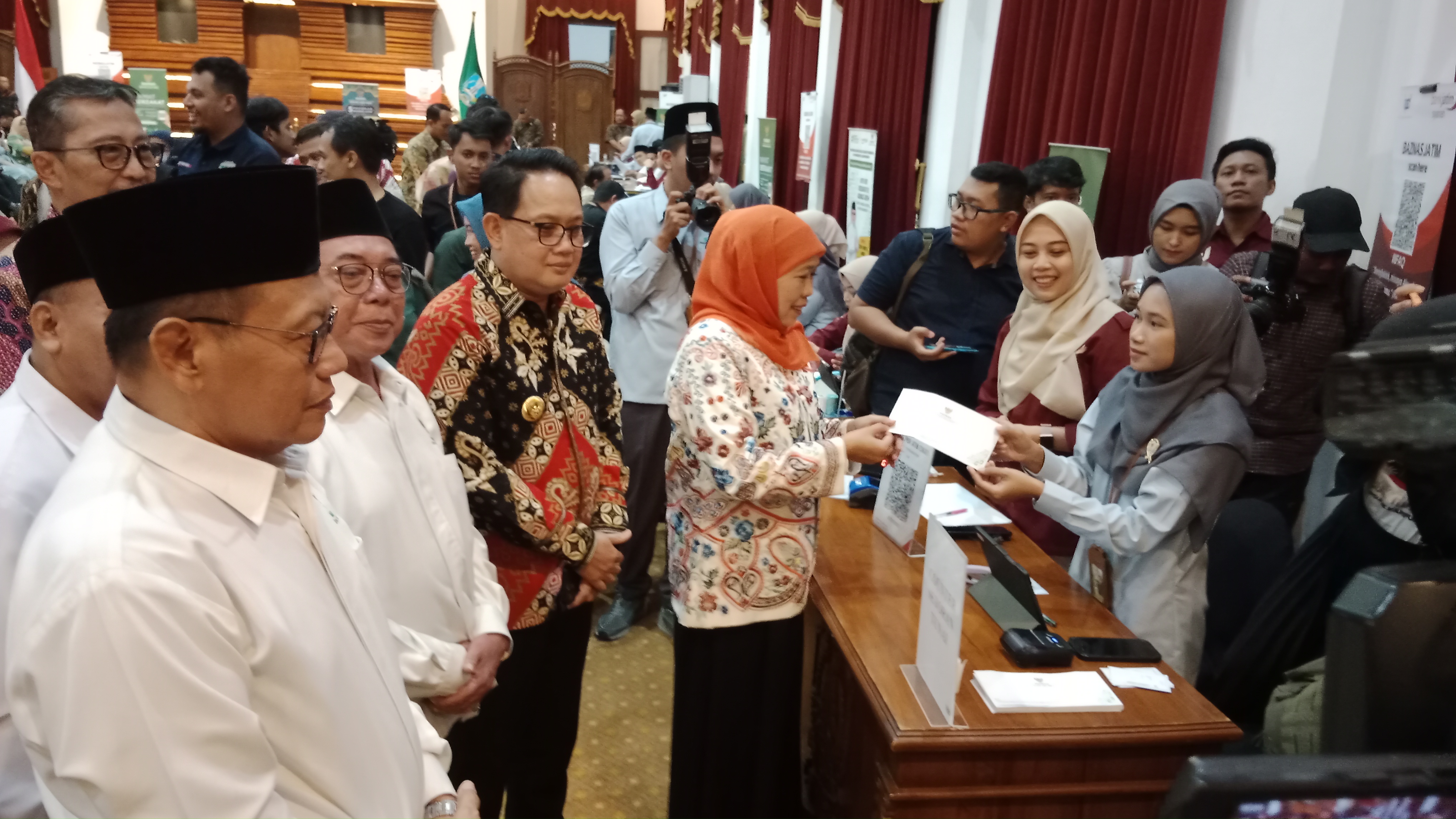 penyerahan zakat bersama Baznas Jatim di Gedung Negara Grahadi, Surabaya, Selasa (26/3/2024). 