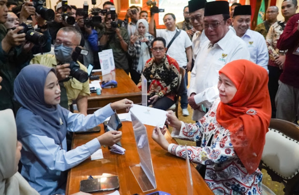 Ketua Umum Pengurus Pusat (PP) Muslimat Nahdlatul Ulama Khofifah Indar Parawansa menyerahkan zakat kepada Baznas Jatim di Gedung Negara Grahadi