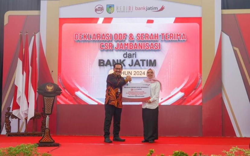 bankjatim menyerahkan bantuan CSR berupa 168 jamban sehat (jambanisasi) diberikan kepada Pemerintah Kabupaten (Pemkab) Kediri