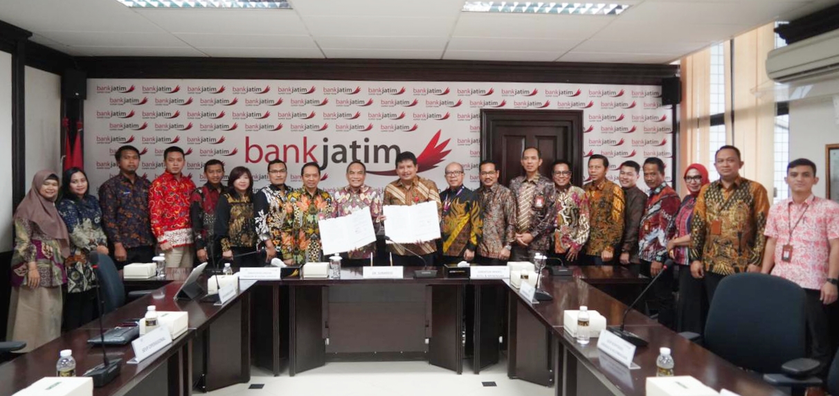 PT Bank Pembangunan Daerah Jawa Timur Tbk (bankjatim) secara resmi bersinergi dengan PT Nusantara Sebelas Medika (Nusamed) terkait layanan jasa keuangan dan layanan jasa kesehatan. 