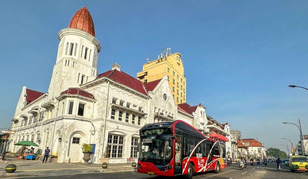 Pemkot Surabaya memiliki tiga moda transportasi publik yang menjadi pilihan utama masyarakat dalam melakukan perjalanan aktivitas sehari-hari. Transportasi publik tersebut adalah Suroboyo Bus, Trans Semanggi Suroboyo, dan Feeder Wira-Wira Suroboyo.