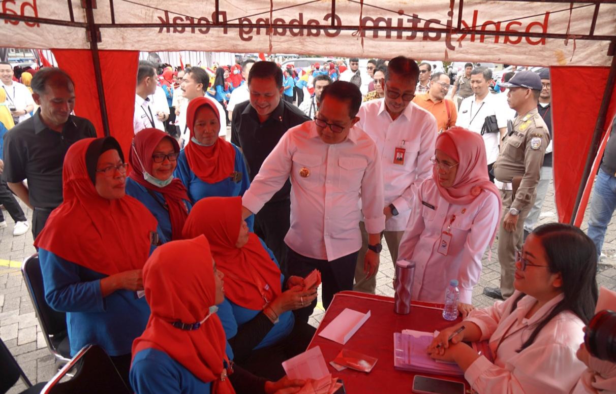 Bertempat di PT HM Sampoerna Rungkut 2, bantuan tersebut diserahkan secara simbolis oleh Pj. Gubernur Jawa Timur Adhy Karyono bersama Direktur Utama bankjatim Busrul Iman pada hari Rabu (3/7).