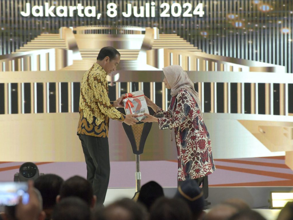 Presiden RI Joko Widodo Menerima Laporan Hasil Pemeriksaan Atas Laporan Keuangan Pemerintah Pusat (LHP LKPP) TA 2023 dan Ikhtisar Hasil Pemeriksaan Semester (IHPS) II Tahun 2023 di Jakarta Convention Center (JCC), Senin 8 Juli 2024 (Foto: Humas Setkab/Oji