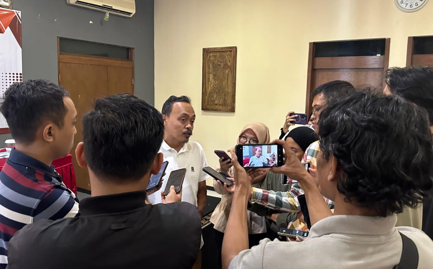 Survei Pilgub Jatim Proximity: Khofifah Unggul Jauh dari Risma