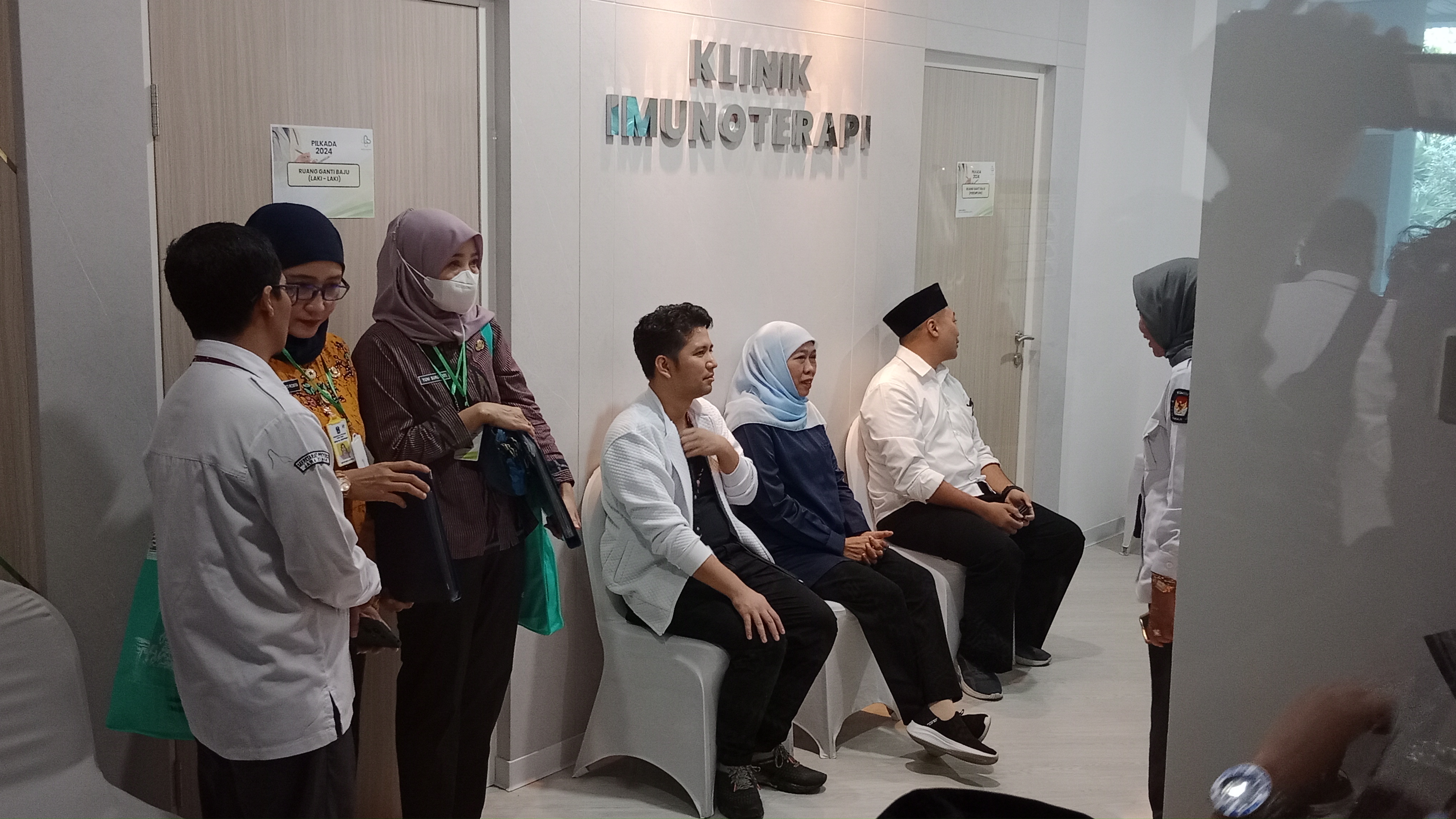 Bakal Pasangan Calon Gubernur dan Wakil Gubernur Jawa Timur, Khofifah Indar Parawansa dan Emil Elestianto Dardak, menjalani tes kesehatan di gedung STOC RSUD dr Soetomo Surabaya, Kamis (29/8) 