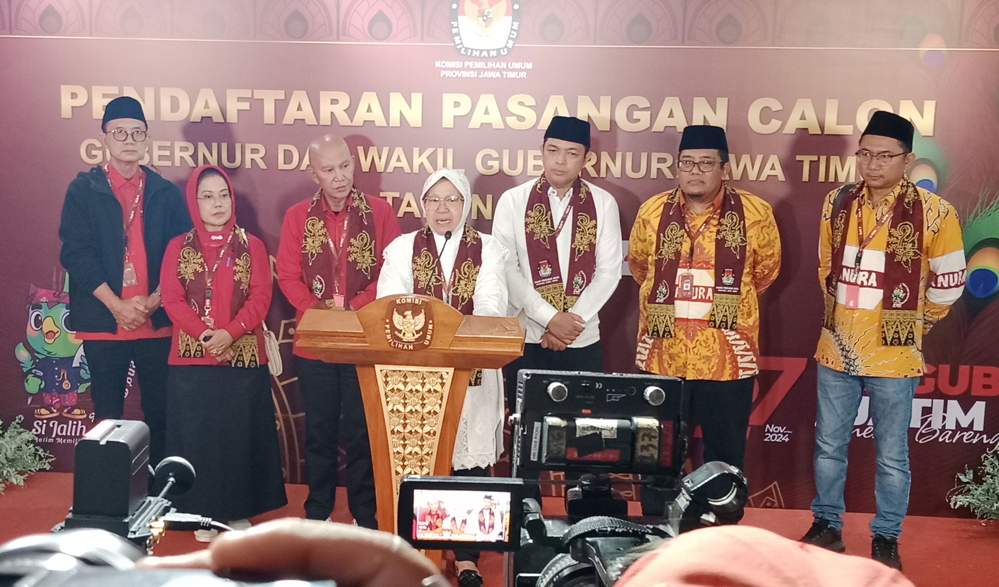 Pasangan Bakal Calon Gubernur Jawa Timur Risma-Gus Hans Mendaftar ke KPU Jatim dengan Iringan Ratusan Simpatisan