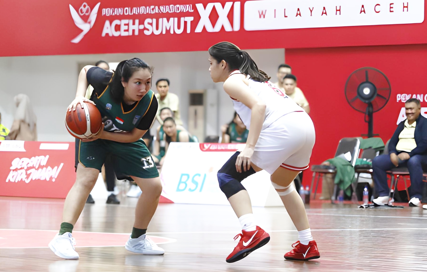 Tim bola basket putri Jawa Timur memulai babak grup PON XXI Aceh-Sumut 2024 dengan langkah gemilang. Mereka sukses menundukkan DKI Jakarta dengan skor 73-54 di GOR Harapan, Banda Aceh, Senin (2/9/2024).