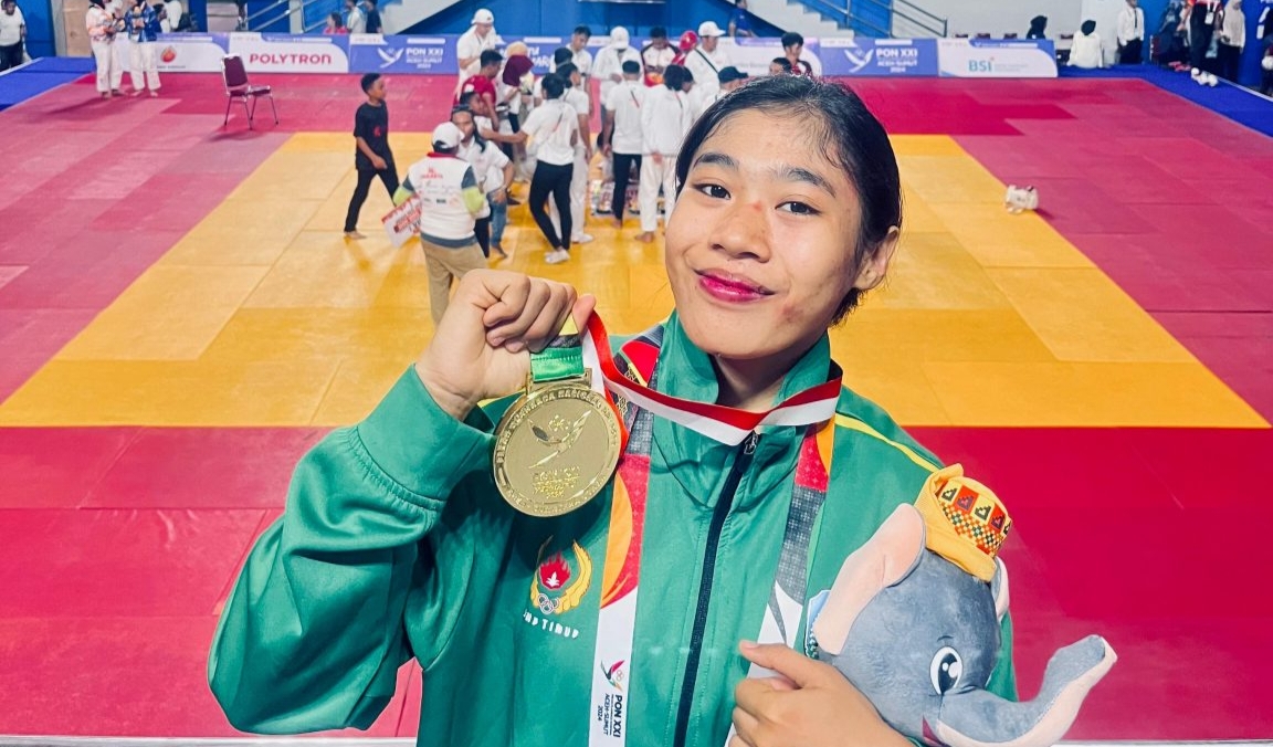 Savira Diah Fitri Rizkianti. Mahasiswi Fakultas Psikologi UHT sukses menyabet medali emas dalam cabang olahraga kurash kategori putri di PON XXI-2024