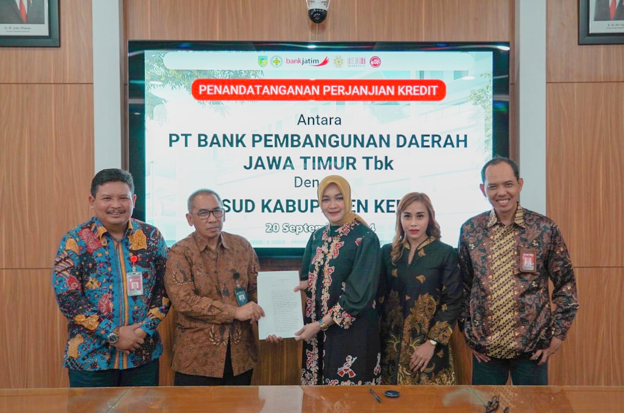 penandatanganan kucuran fasilitas kredit BLUD dilakukan oleh Pjs. Pemimpin Cabang bankjatim Pare Siti Koyunah dan Direktur RSUD Kab. Kediri dr. Raden gatut rahardjo,Sp.An. pada hari Jumat (20/9).