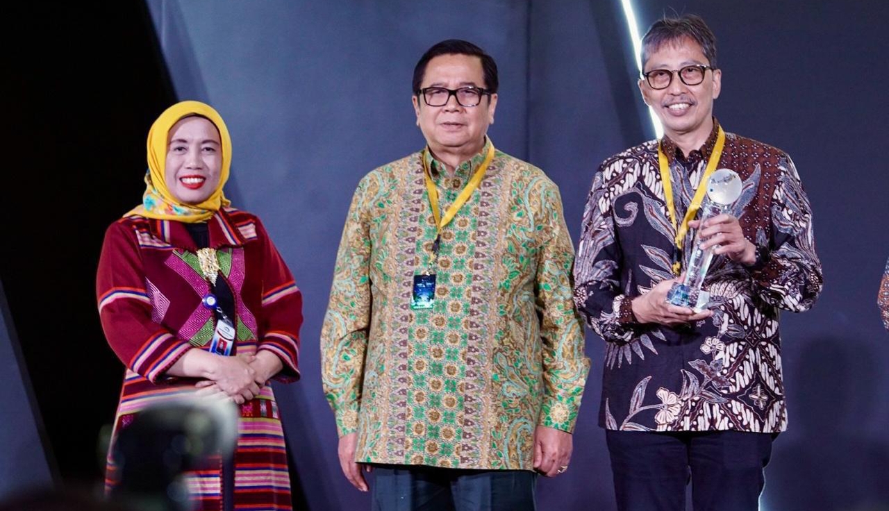 Komisaris Independen bankjatim Sumaryono dan Direktur Utama bankjatim Busrul Iman dalam acara Malam Penganugerahan ARA 2023 di Gedung Bursa Efek Indonesia Jakarta pada Senin malam (8/10). 