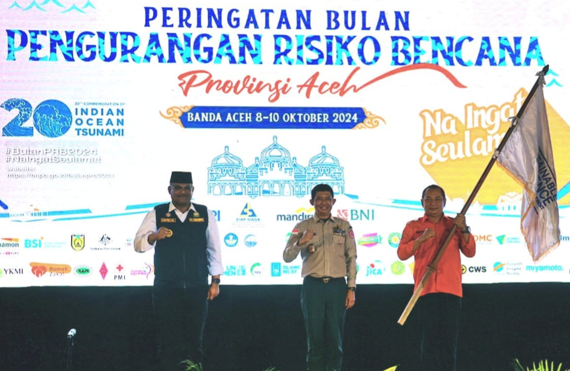 Kalaksa BPBD Jawa Timur, Gatot Soebroto, menerima Pataka PRB dari Kepala BNPB, Letjen TNI Dr. Suharyanto, dalam acara puncak Peringatan Bulan PRB 2024 yang digelar di Balee Meuseuraya Aceh, Banda Aceh, Kamis, 10 Oktober 2024.