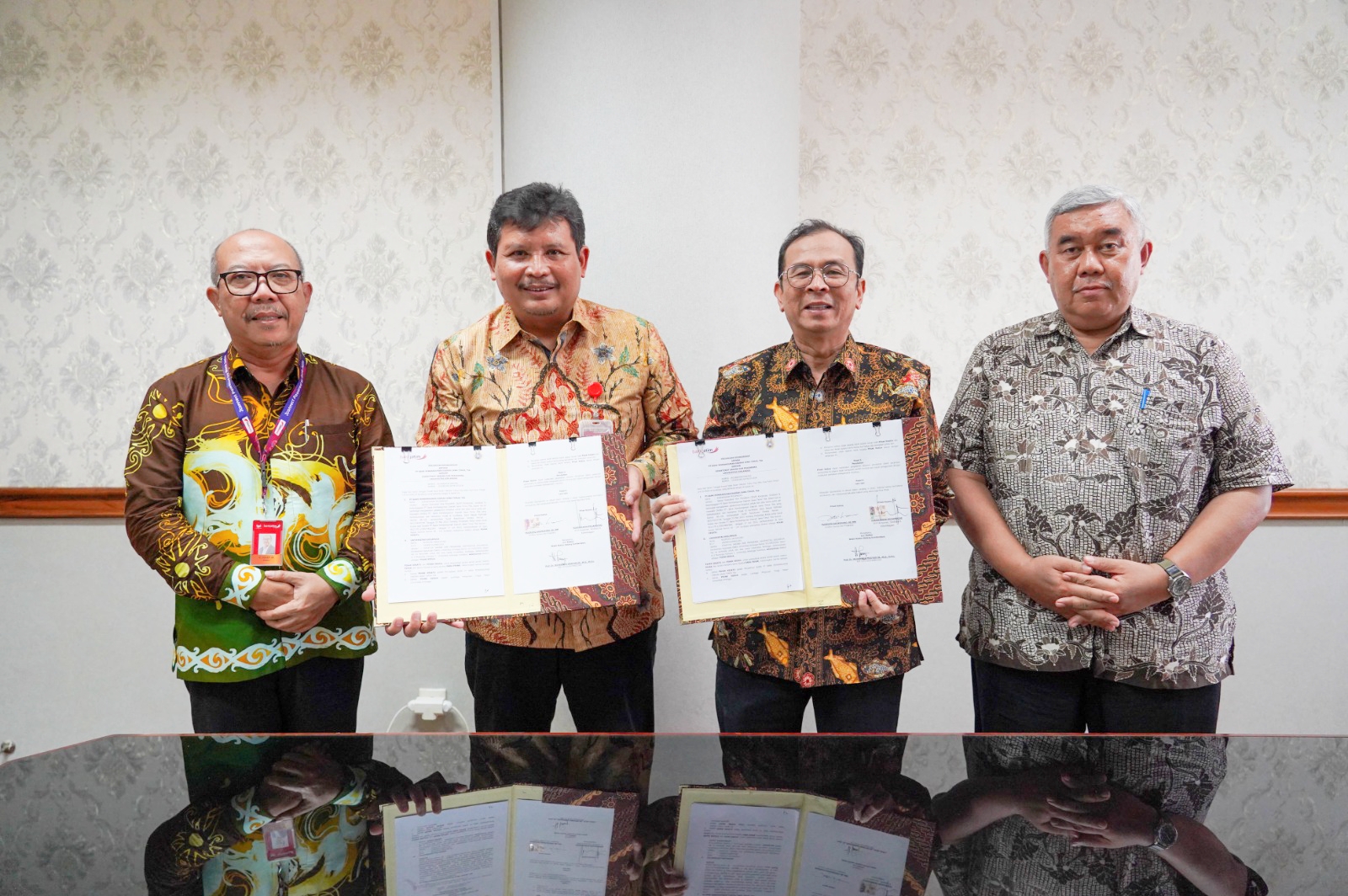 bankjatim bersama dengan Universitas Airlangga telah melakukan penandatanganan perjanjian terkait sponsorship sepeda listrik bankjatim pada hari Senin (14/10)