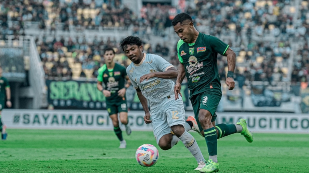 Ardi Idrus mencoba melewati penjagaan pemain Arema FC. (Persebaya)