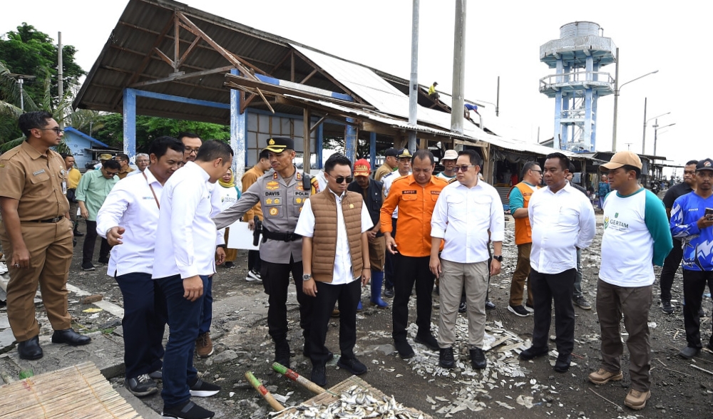 Pj Gubernur Jawa Timur Adhy Karyono bersama Kepala BPBD Jawa Timur, pg bupati Pasuruan dan beberapa Kepala OPD terkait saat meninjau lokasi bencana angin puting beliung yang merusak ratusan rumah warga di wilayah Kecamatan Lekok
