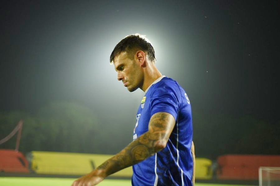 Gelandang PERSIB, Tyronne Del Pino berlatih di Stadion Haji Agus Salim Padang, Minggu, 9 Maret 2025. (PERSIB.co.id/Sutanto Nurhadi Permana)
