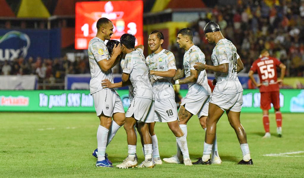 Para pemain PERSIB merayakan gol ke gawang Semen Padang pada pertandingan pekan ke-27 Liga 1 2024/25 di Stadion Haji Agus Salim Padang, Senin, 10 Maret 2025. (PERSIB.co.id/Sutanto Nurhadi Permana)