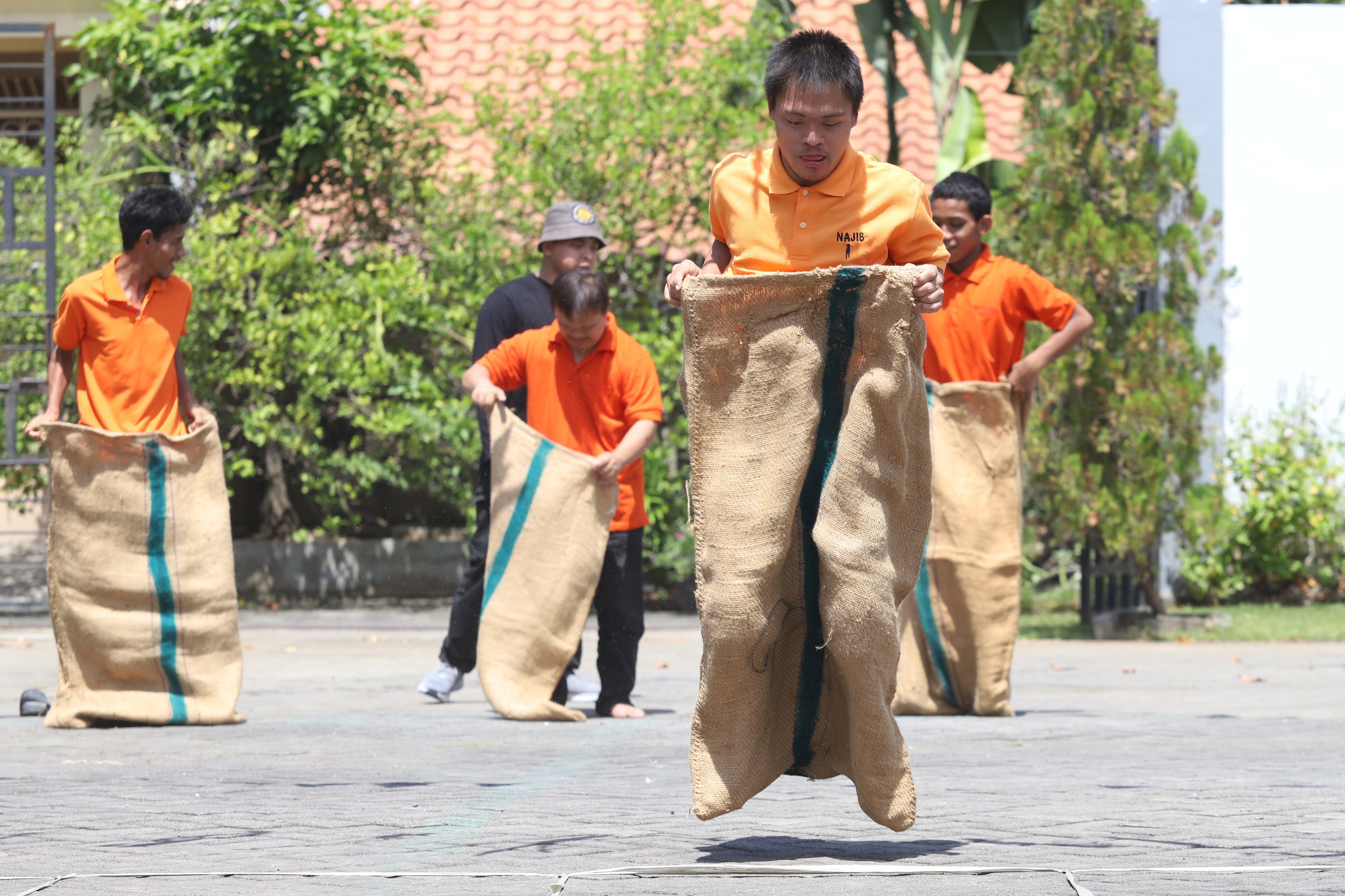 Pemkot) Surabaya melalui Dinas Sosial (Dinsos) Kota Surabaya menggelar berbagai perlombaan di UPTD Kalijudan, yang diikuti oleh anak-anak disabilitas bersama anak-anak dari UPTD Kampung Anak Negeri Kota Surabaya, Rabu (17/8/2022).

