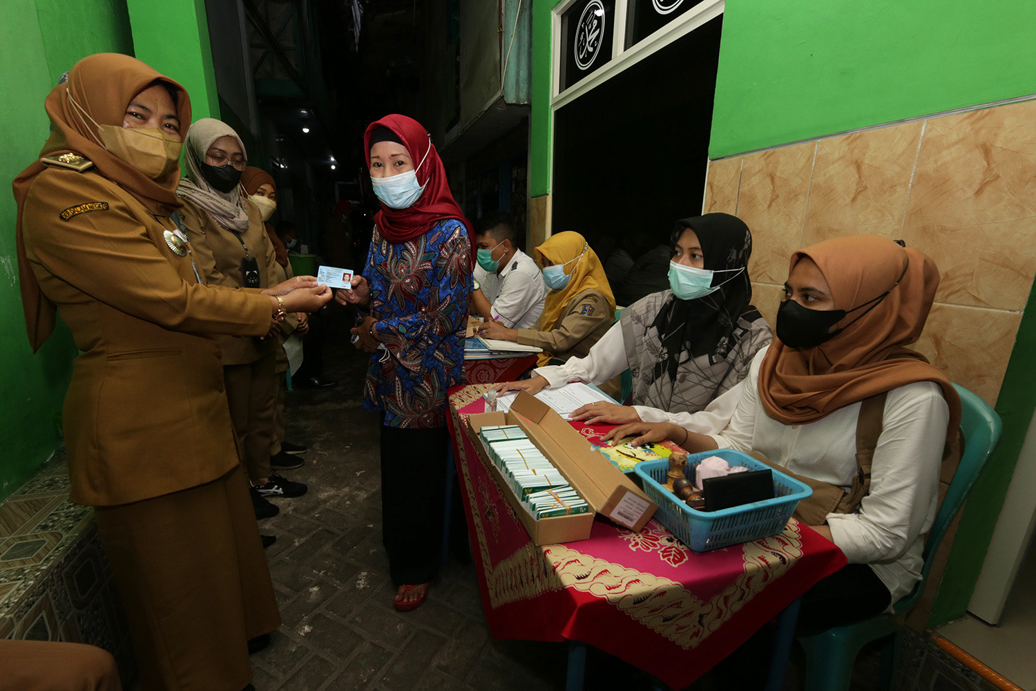 Camat dan Lurah di Kota Surabaya terus menggencarkan pelayanan di Balai RW untuk merealisasikan instruksi Wali Kota Surabaya Eri Cahyadi yag ingin mendekatkan pelayanan kepada warga Surabaya