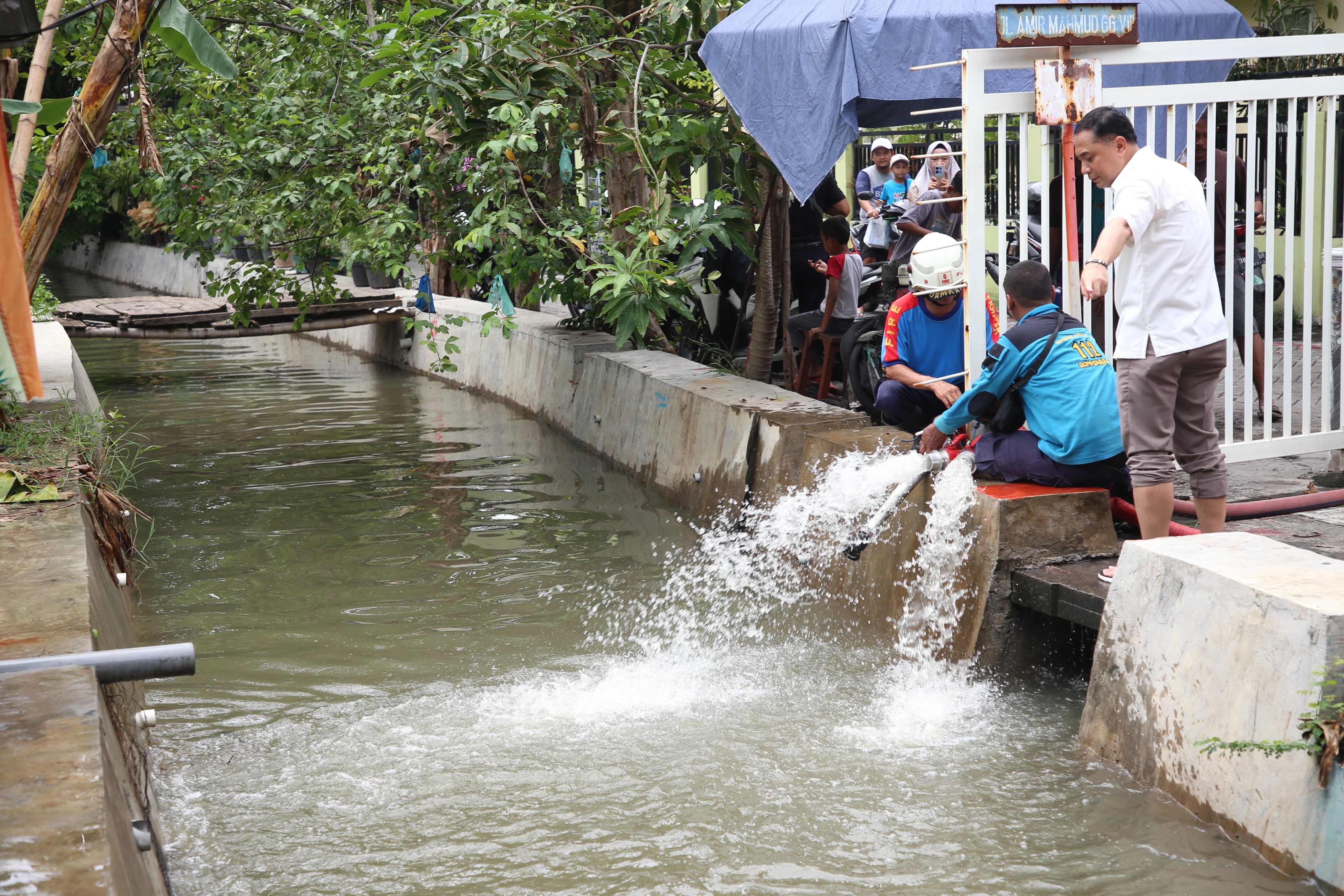 Pemerintah Kota Surabaya telah mengalokasikan anggaran sekitar Rp1,4 triliun dalam APBD 2025 untuk penanganan banjir.
