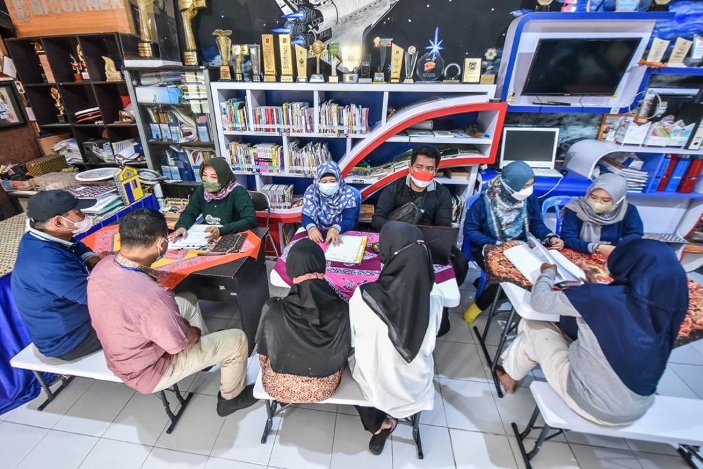 Camat dan Lurah di Kota Surabaya membuka layanan Sayang Warga atau layanan publik secara serentak dan bergiliran di setiap Balai RW di lingkungannya masing-masing