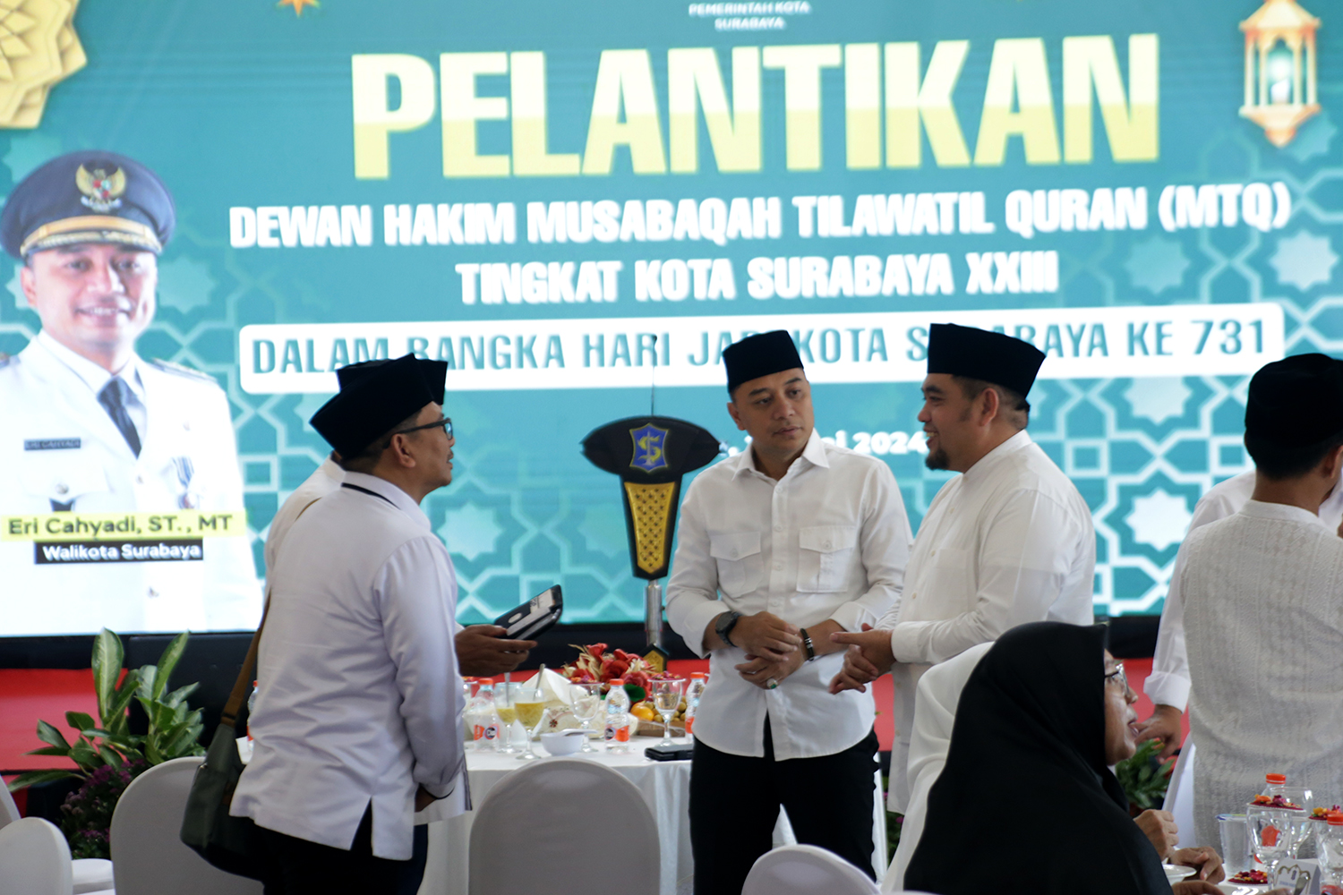 Wali Kota Surabaya Eri Cahyadi melantik 40 orang Dewan Hakim Musabaqah Tilawatil Quran (MTQ) Surabaya, di lantai 2 Balai Kota, Senin (20/5/2024)