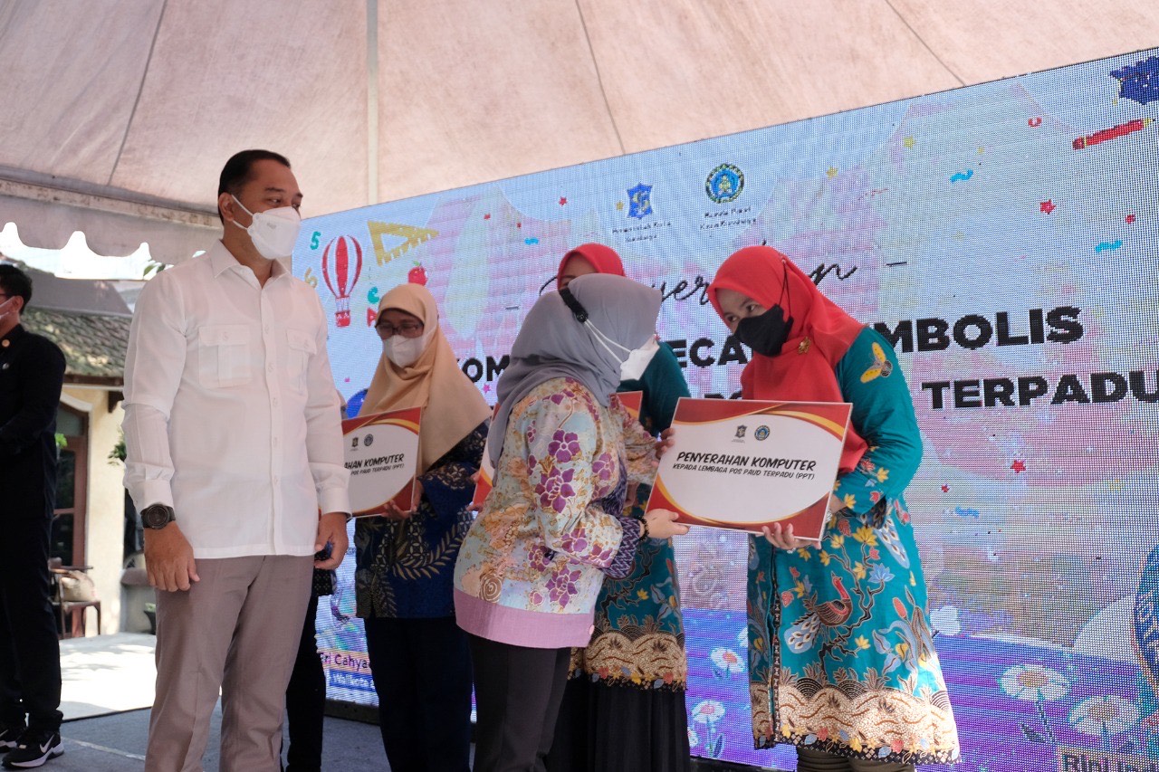 Wali Kota Eri Cahyadi saat membagikan komputer di PPT Buah Hati Bunda Jalan Jambangan Sawah Balai RW V Kota Surabaya, Selasa (25/10/2022). 