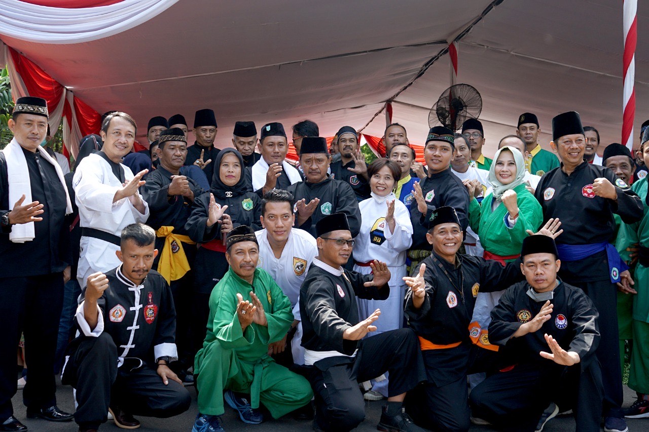 Pemkot Surabaya bersama Ketua Ikatan Pencak Silat Indonesia dan 12 Ketua Cabang Olahraga Bela Diri, serta 30 Ketua Perguruan Silat se - Kota Pahlawan membacakan Deklarasi Surabaya Damai di Halaman Balai Kota Surabaya, Jumat (28/10/2022). 