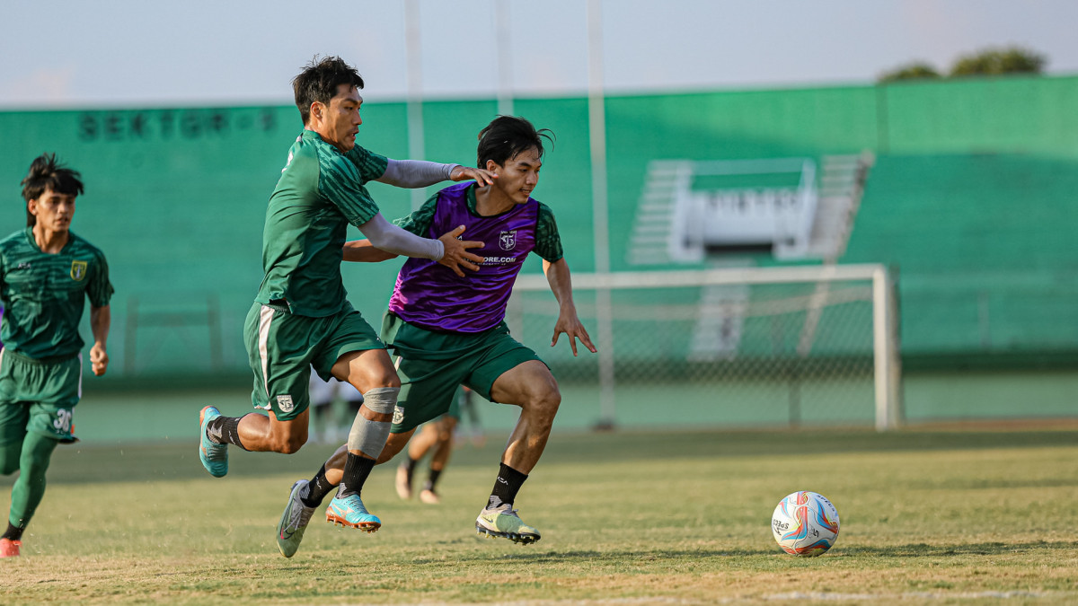 Song Ui-Young dan Muhammad Iqbal dalam sesi latihan game di Stadion Gelora Delta Sidoarjo. (Persebaya)

