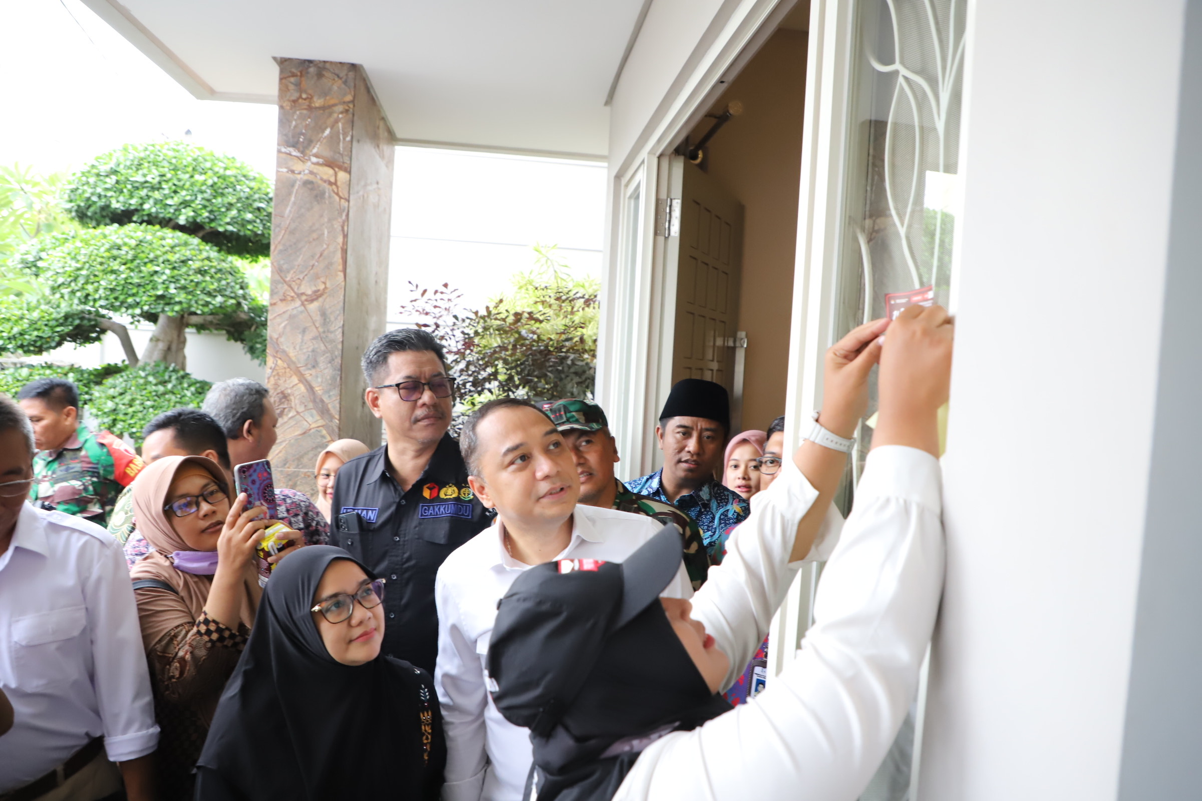 Petugas Panitia Pendaftaran Pemilih (Pantarlih) saat melakukan  pencocokan dan penelitian (Coklit) di kediaman pribadi Wali Kota Surabaya Eri Cahyadi,  Kamis (2/3/2023)