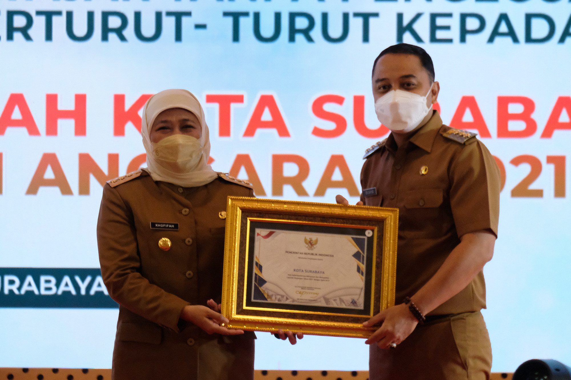 Mewakili Pemerintah Republik Indonesia, Gubernur Provinsi Jawa Timur Khofifah Indar Parawansa menyerahkan penghargaan kepada Wali Kota Surabaya Eri Cahyadi di Isyana Ballroom Hotel Bumi Kota Surabaya, Senin (14/11/2022).