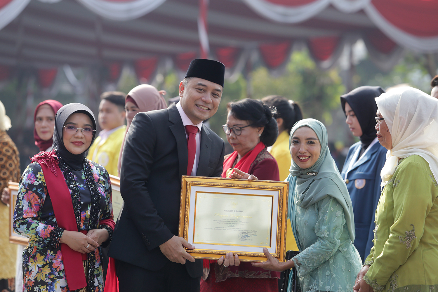  Wali Kota Surabaya Eri Cahyadi memimpin upacara peringatan Hari Bela Negara (HBN) ke-75 dan Hari Ibu ke-95 di halaman Balai Kota Surabaya, Jumat (22/12/2023)