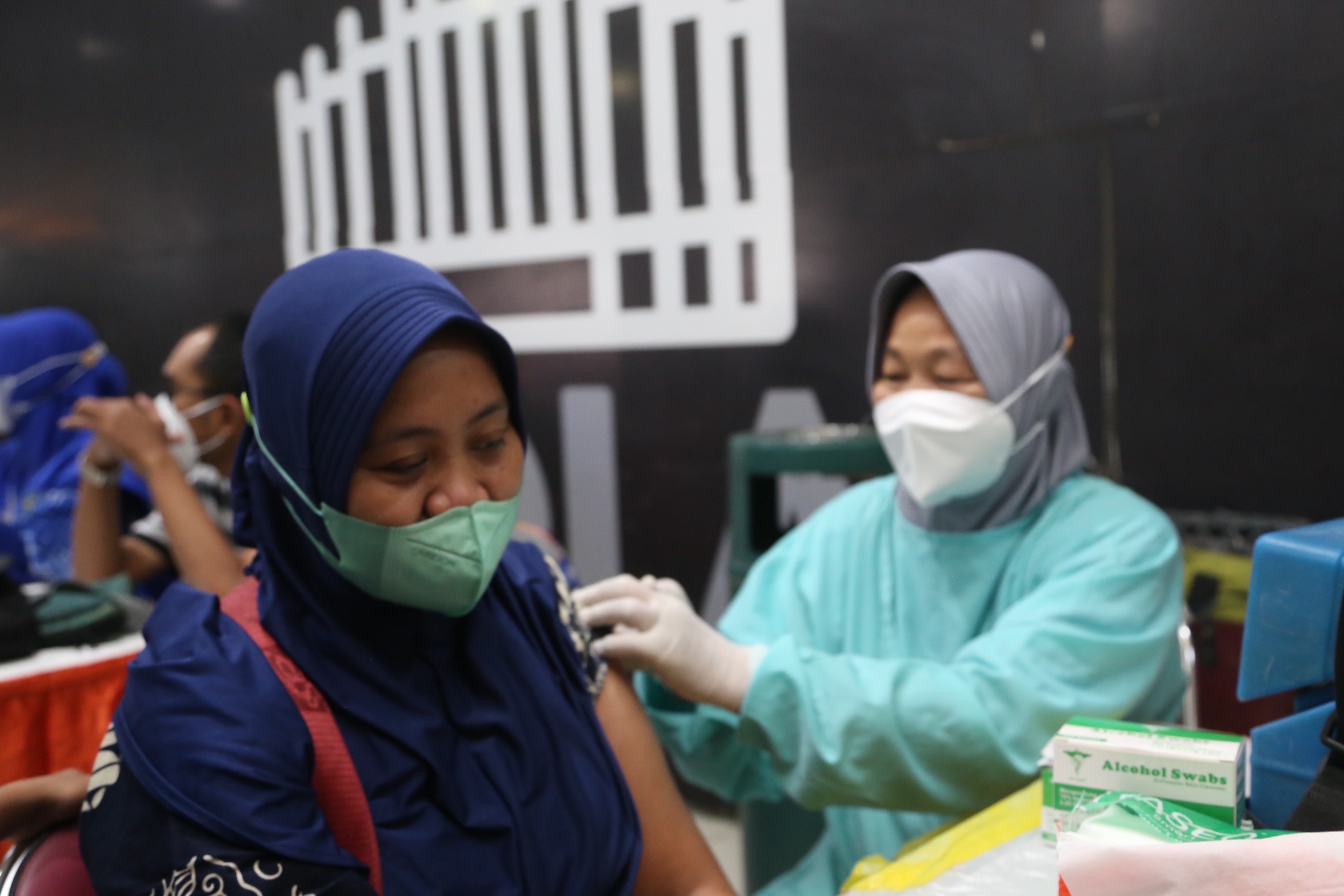 Pemkot Surabaya terus melakukan berbagai upaya pencegahan penularan virus Covid - 19. Bahkan, pemkot bersama Forkopimda Kota Surabaya semakin gencar melaksanakan vaksinasi booster (dosis 3) bagi masyarakat di Kota Surabaya 
