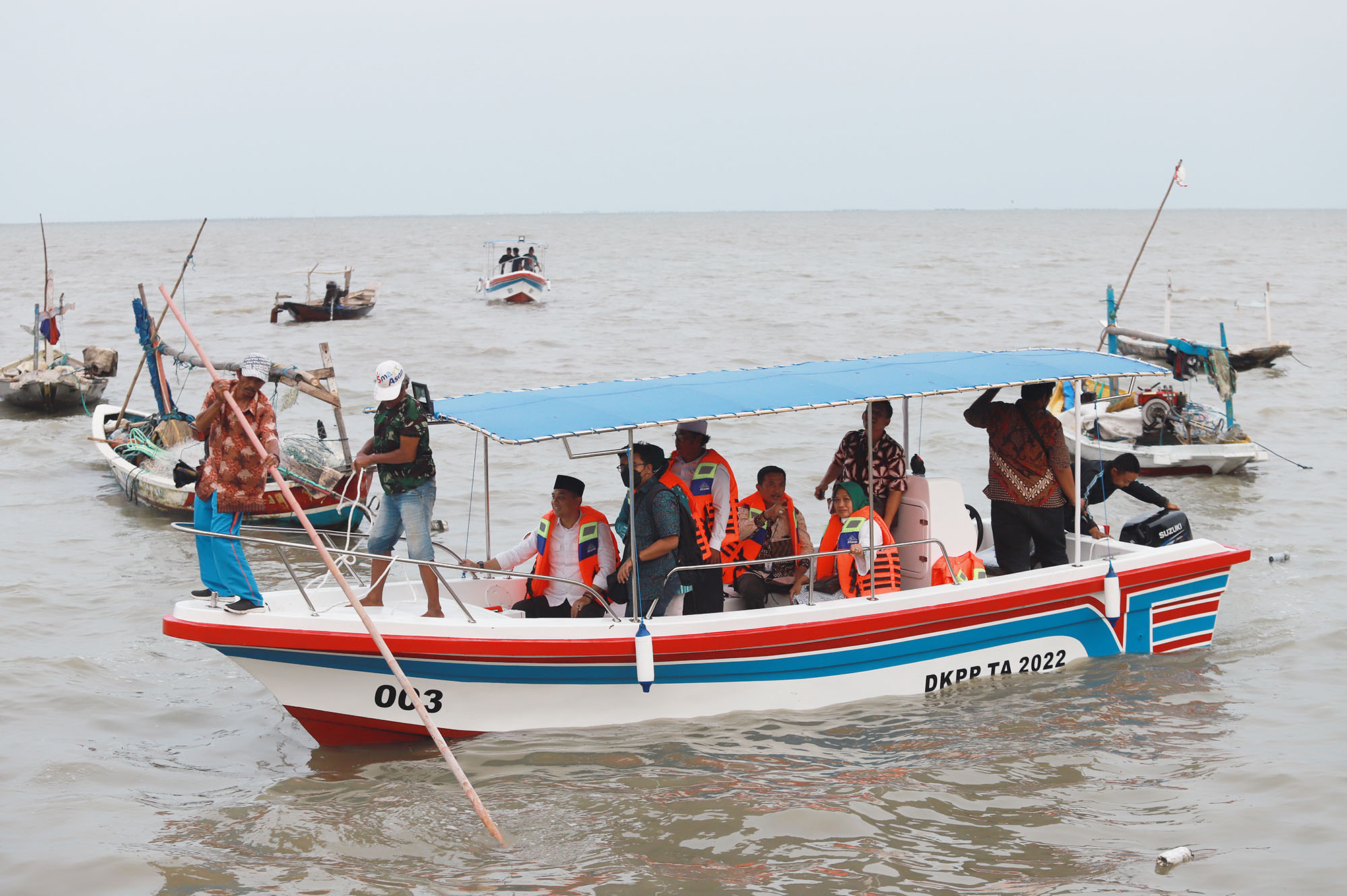 Pemkot Surabaya memberikan bantuan berupa perahu wisata untuk 3 Kelompok Usaha Bersama di kawasan Kampung Nelayan Cumpat di Kecamatan Bulak Kota Surabaya, Jumat (18/11/2022). 
