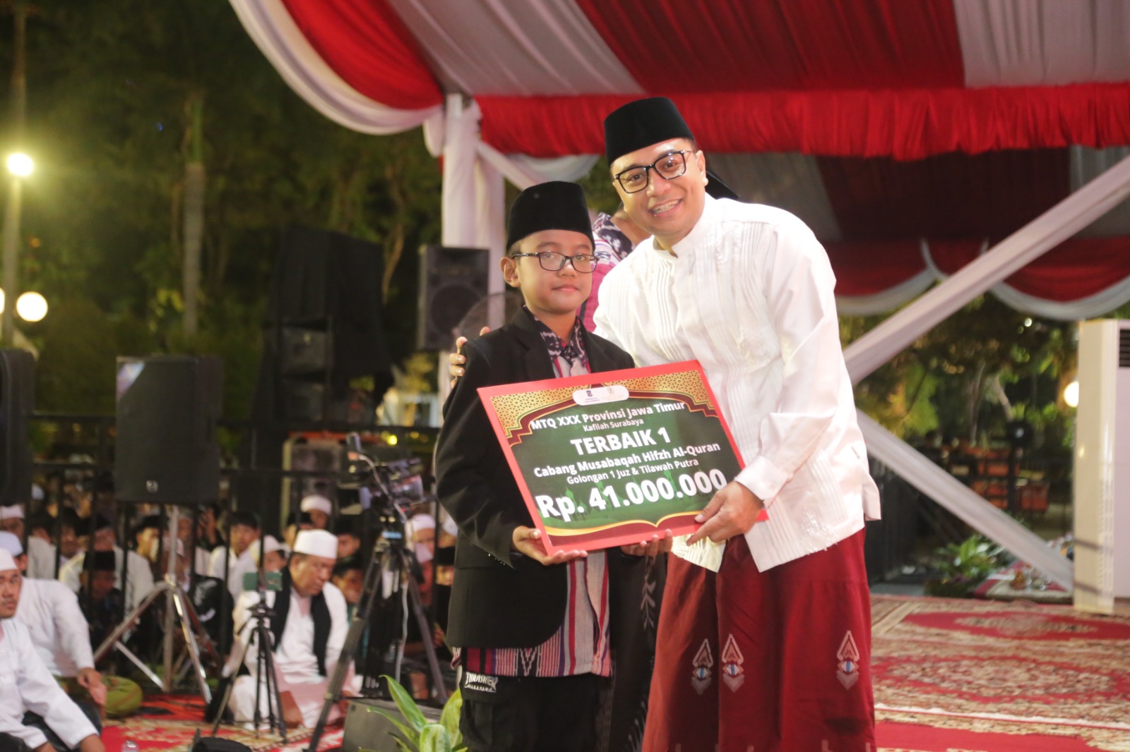 Wali Kota Surabaya Eri Cahyadi memberikan reward senilai Rp 295 juta kepada 18 kafilah asal Kota Surabaya