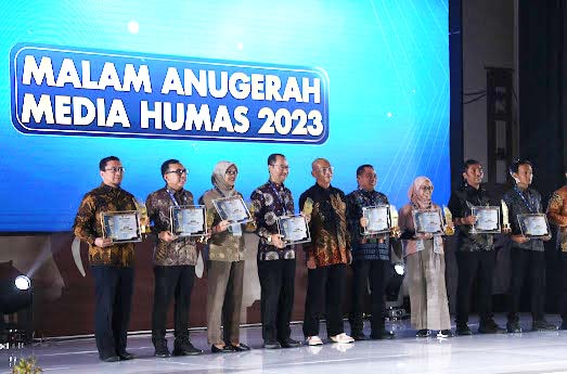 Pemerintah Kota (Pemkot) Surabaya kembali sabet penghargaan dari Badan Koordinasi Hubungan Masyarakat (Bakohumas) Kementerian Komunikasi dan Informatika Republik Indonesia (Kemenkominfo RI), Senin (30/10/2023) malam