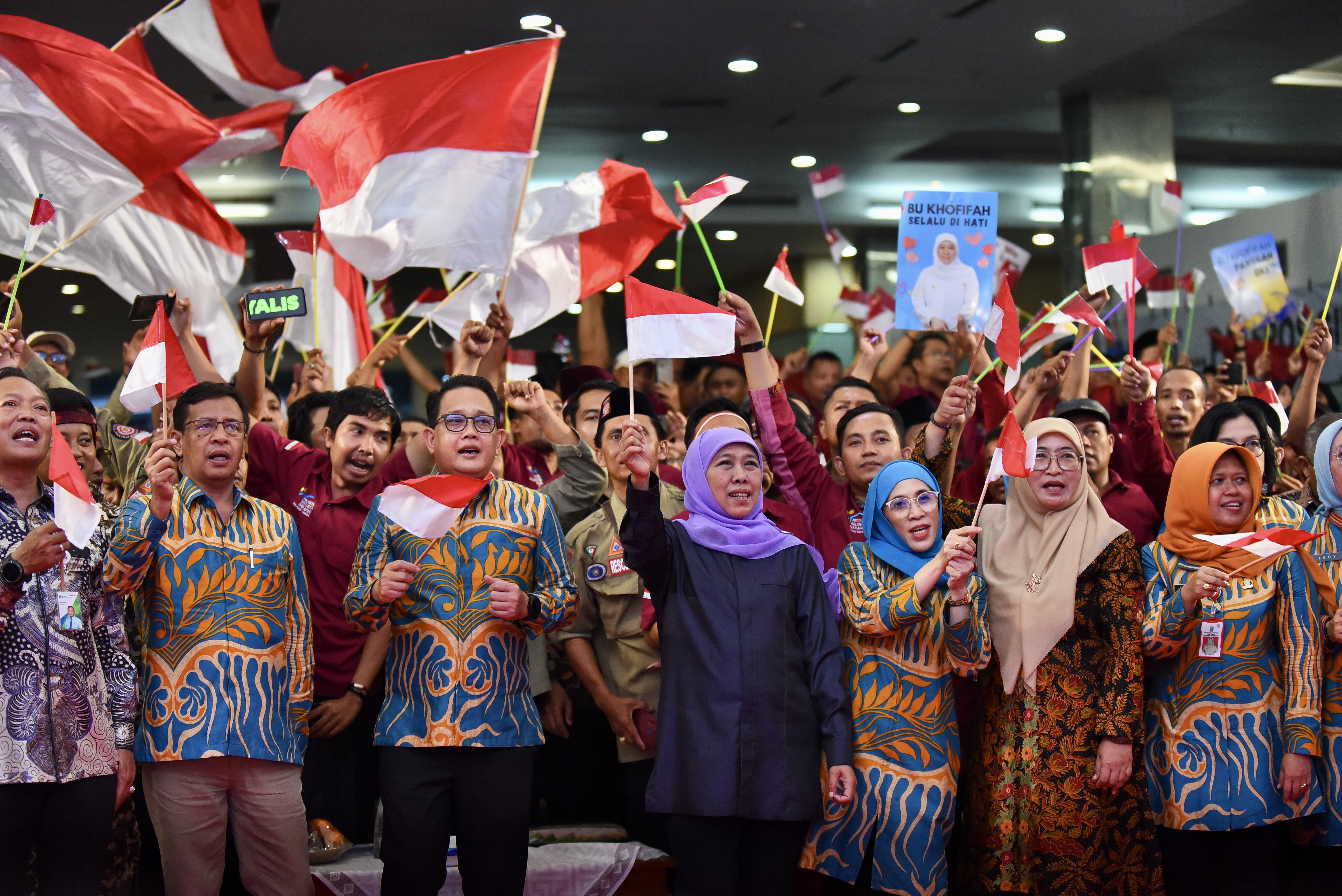 Gubernur Jawa Timur, Khofifah Indar Parawansa (tengah) saat mengibarkan bendera usai memberi sambutan pada acara Sapa Pilar-Pilar Kesejahteraan Sosial Wilayah Bakorwil Pamekasan, Kamis (23/11/2023).