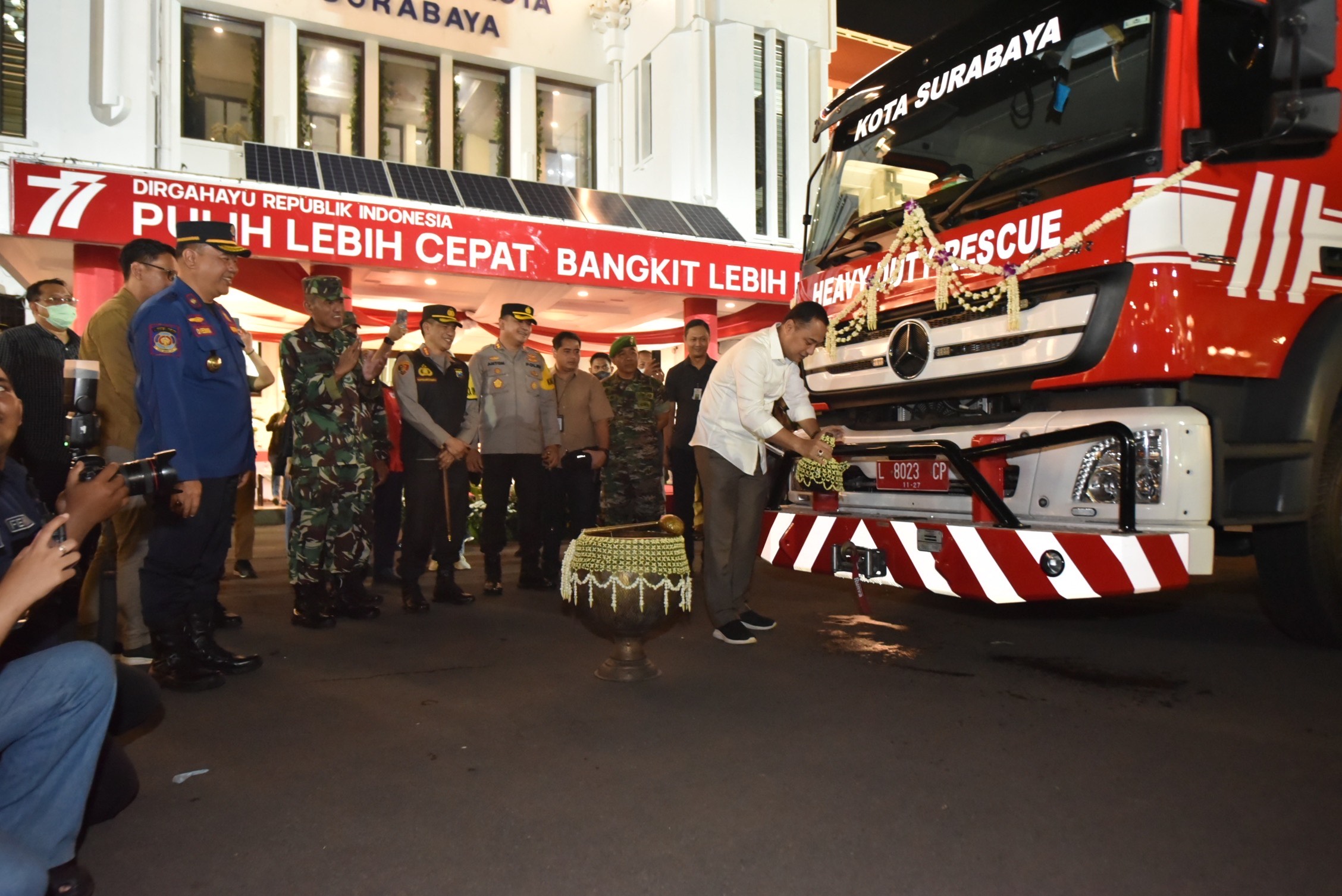 Di penghujung tahun 2022, Pemerintah Kota (Pemkot) Surabaya meluncurkan Mobil Heavy Duty Rescue di Halaman Balai Kota Surabaya, Sabtu (31/12/2022) malam. 