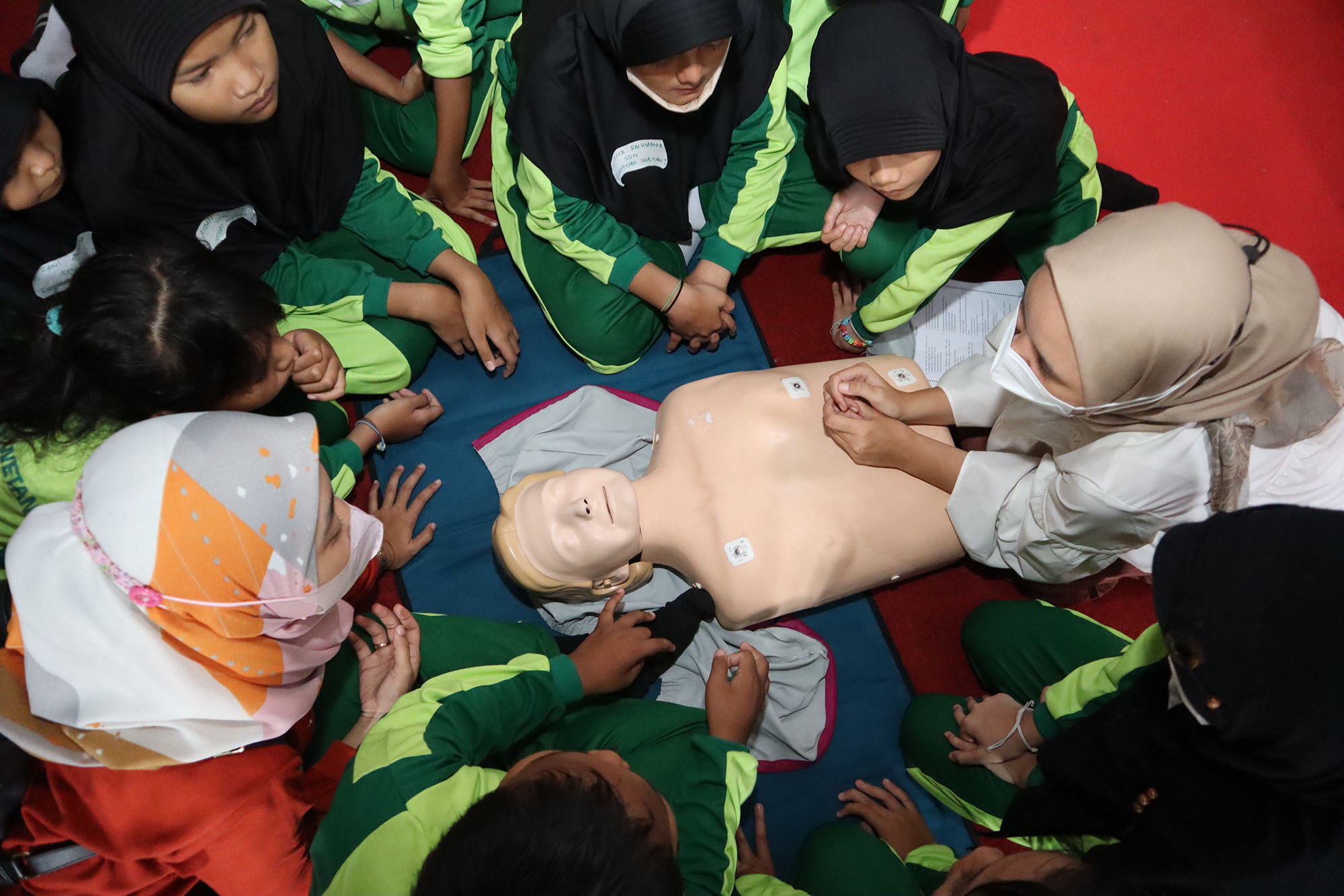 Pemkot Surabaya melalui Dinas Pendidikan memberikan pelatihan basic life support (BSF) atau bantuan hidup dasar kepada 500 siswa