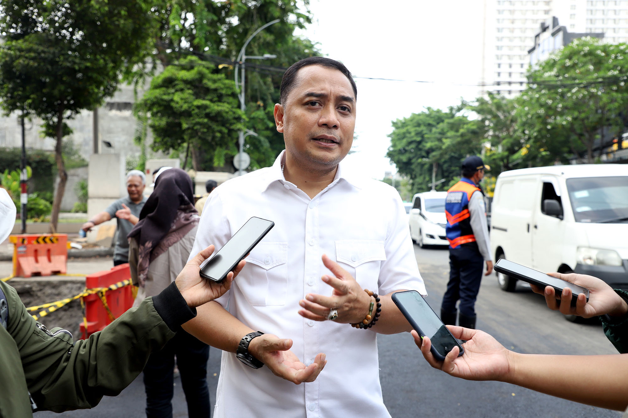 Wali Kota Surabaya Eri Cahyadi prihatin dengan adanya aksi pencurian besi penutup saluran air yang terjadi di Jalan Ngagel Jaya Utara, Jumat (17/3/2023).