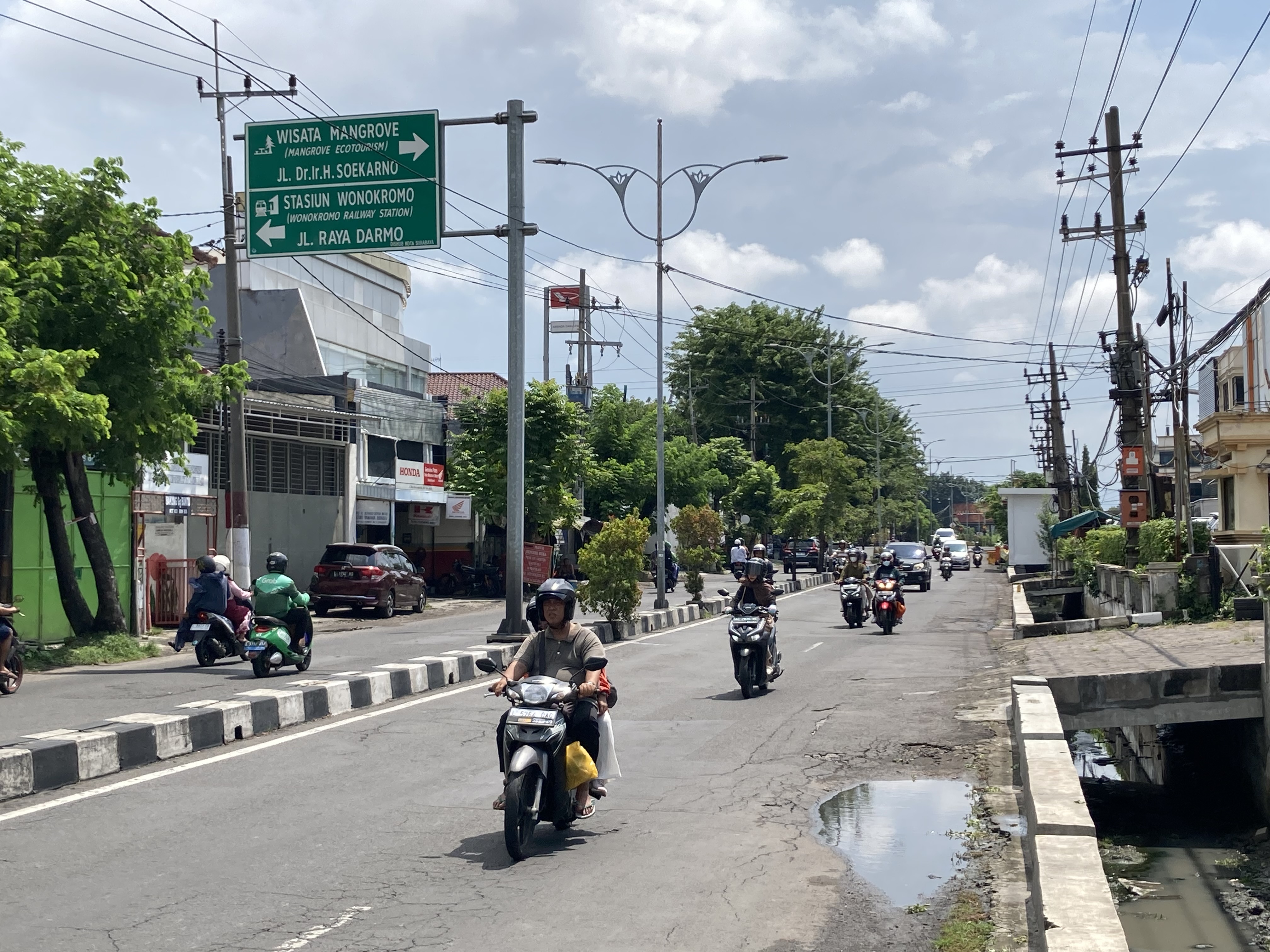 Pemkot Surabaya mulai awal Mei 2024 akan melakukan pembangunan jalan flexible pavement kolektor di Jalan Raya Kedung Baruk - Jalan Raya Kalirungkut